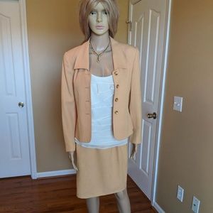 Very nice 2 piece suit!